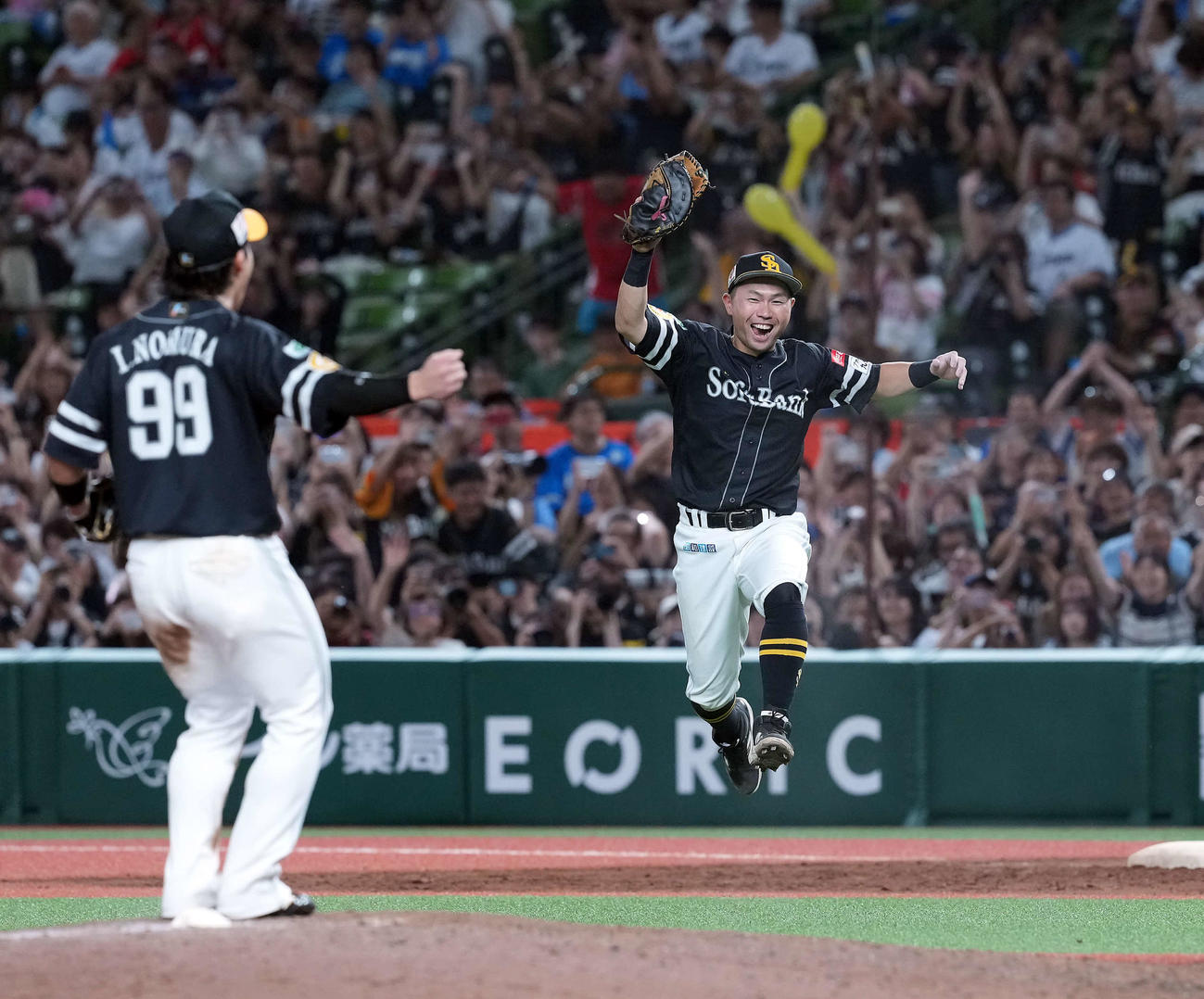 西武対ソフトバンク　リーグ優勝を決め喜ぶソフトバンク中村（撮影・たえ見朱実）