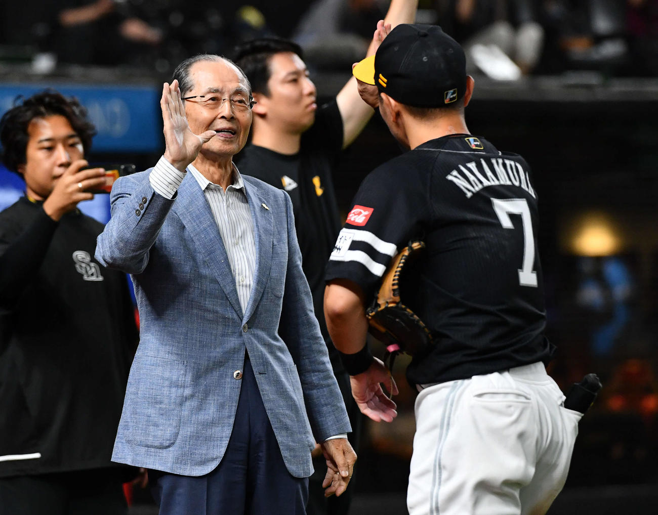 西武対ソフトバンク　リーグ優勝を決め、中村（右）と笑顔でハイタッチするソフトバンク王球団会長（撮影・岩下翔太）