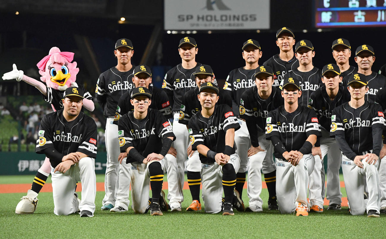 西武対ソフトバンク　リーグ優勝を決め、笑顔で集合写真に納まる中村（前列中央）とソフトバンクナイン（撮影・岩下翔太）