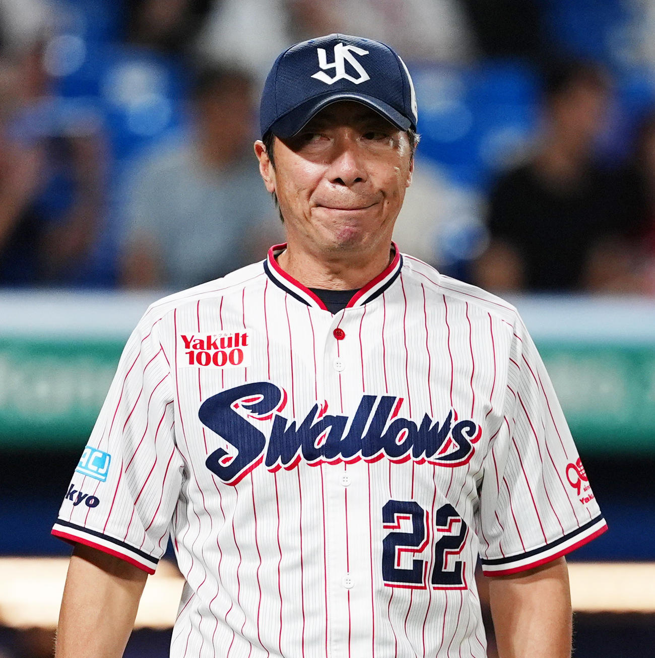 ヤクルト対広島　6回裏を終え選手交代を告げるヤクルト高津監督（撮影・清水貴仁）