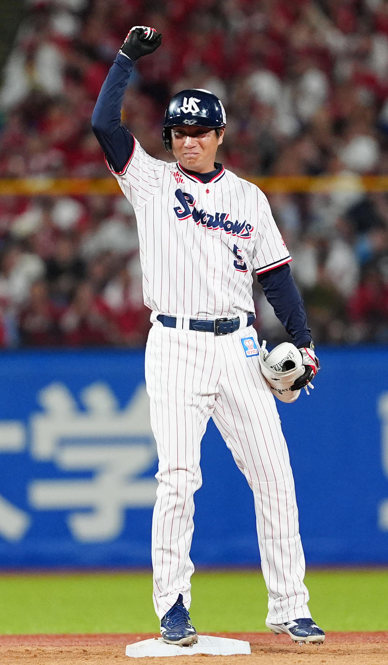 ヤクルト対広島　7回裏ヤクルト2死、代打出場し右翼線二塁打を放ちガッツポーズする川端（撮影・清水貴仁）