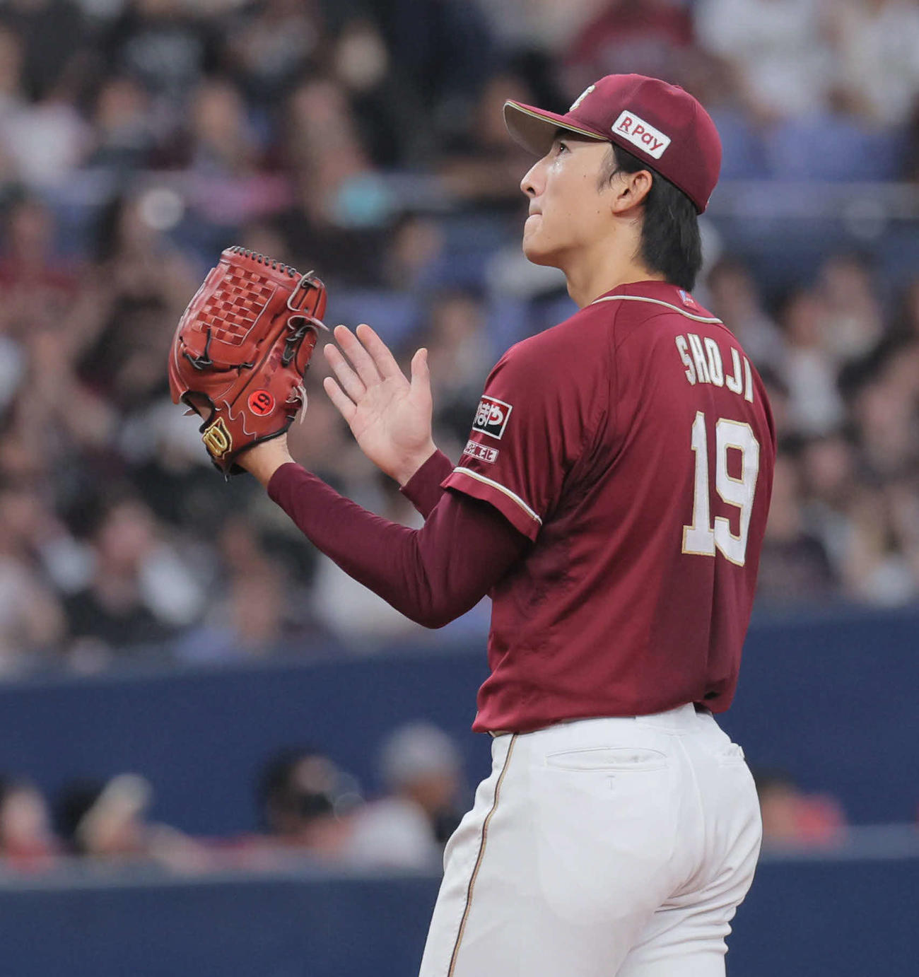 オリックス対楽天　4回裏オリックス攻撃終了、荘司はリプレイ検証でアウトが確定して手をたたく（撮影・宮崎幸一）
