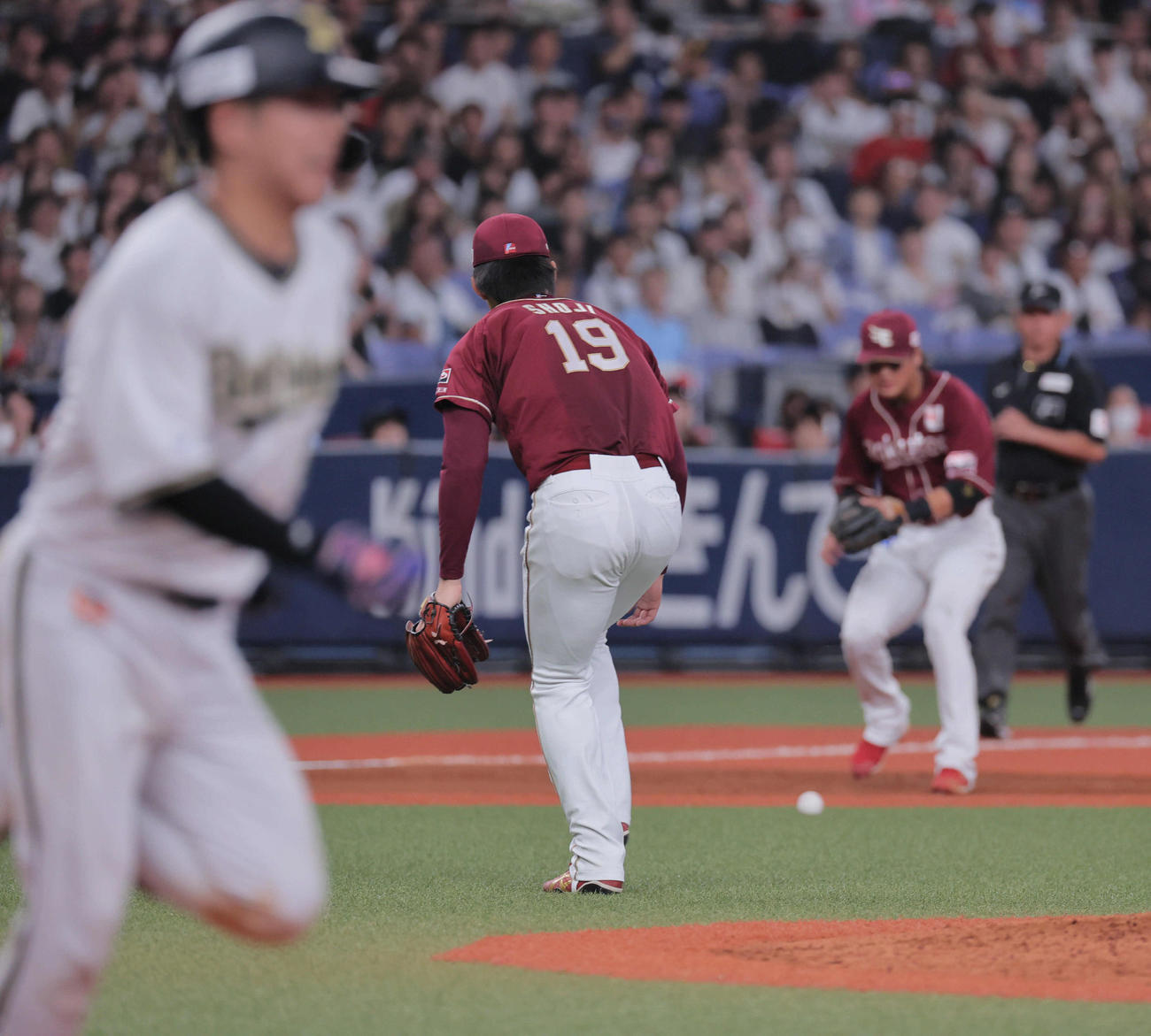 オリックス対楽天　4回裏オリックス2死二塁、荘司は若月の打球を足に受ける（撮影・宮崎幸一）