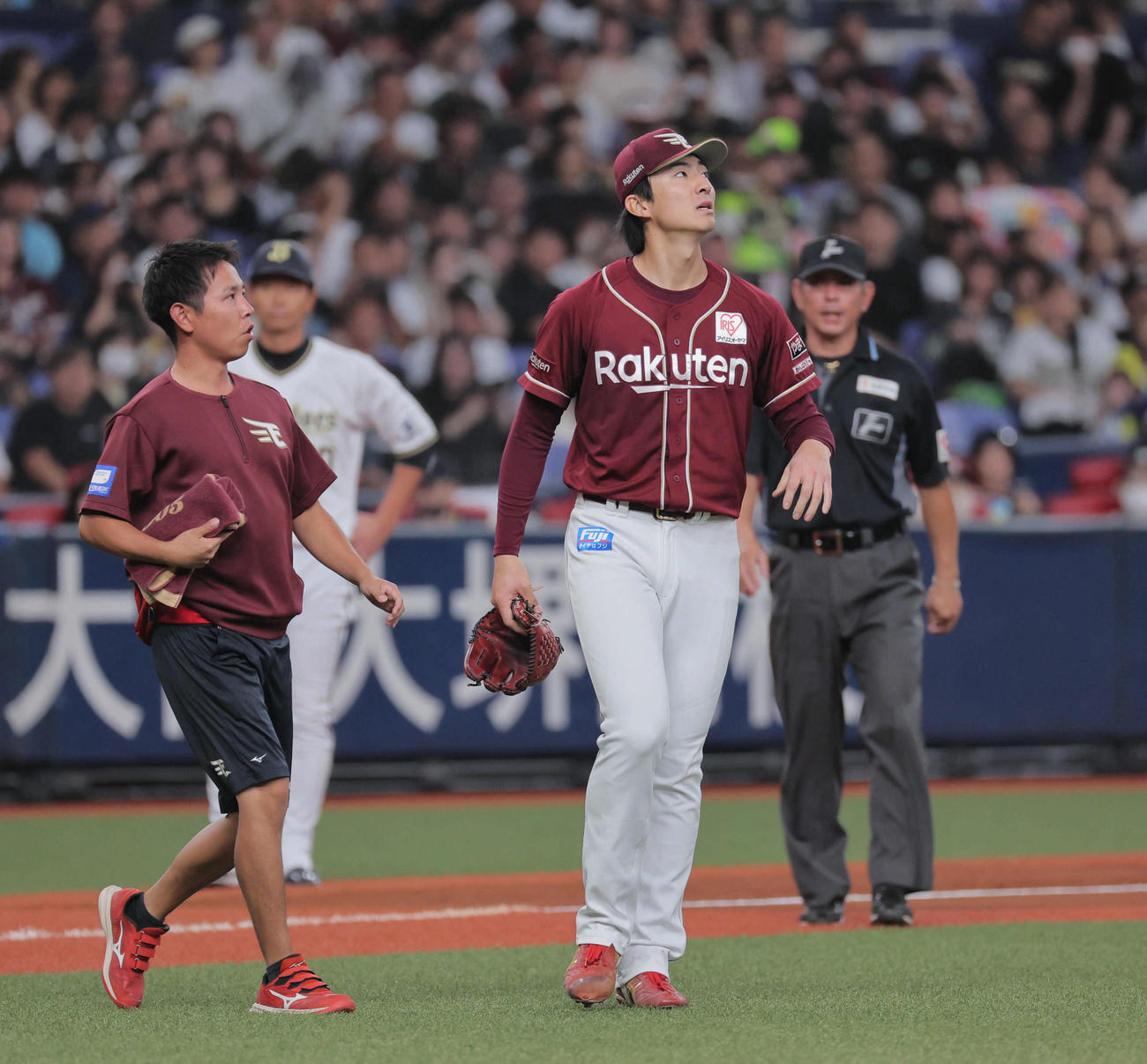 オリックス対楽天　4回裏オリックス2死二塁、荘司は若月の打球を足に受ける（撮影・宮崎幸一）