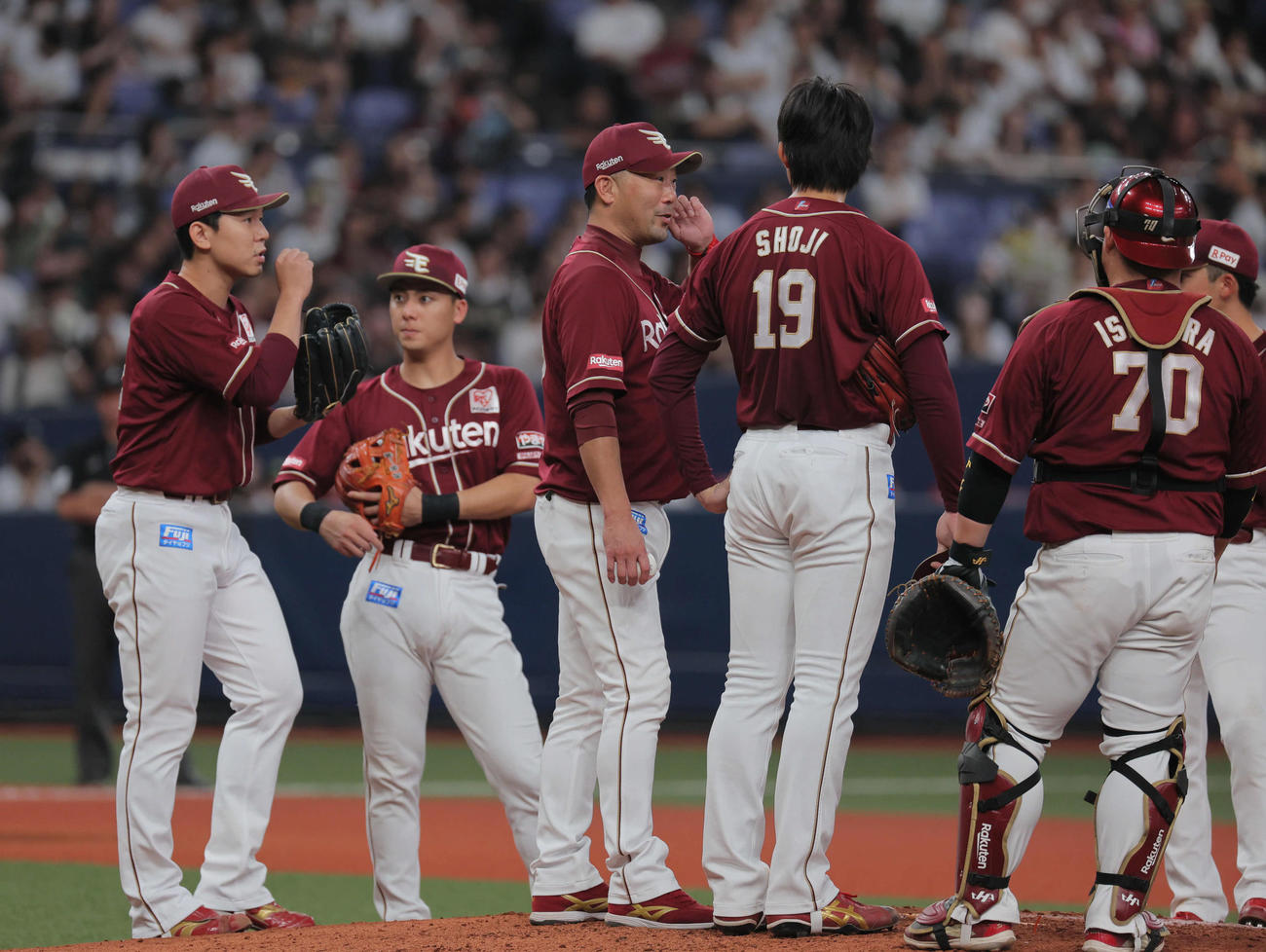 オリックス対楽天　8回裏オリックス無死一、二塁、三木監督（中央）は、荘司（右から2人目）に西口（左）への交代を告げる（撮影・宮崎幸一）