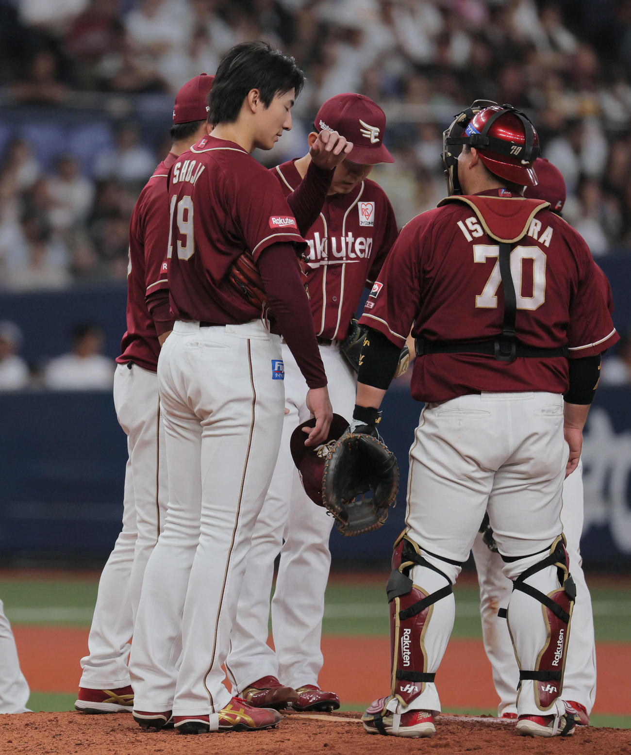 オリックス対楽天　8回裏オリックス無死一、二塁、荘司（左）は交代を告げられる（撮影・宮崎幸一）
