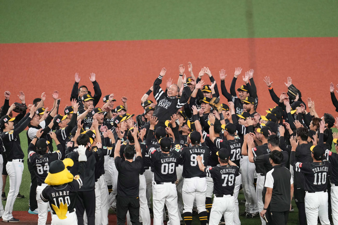 西武対ソフトバンク　優勝しナインから胴上げされる孫正義氏（撮影・井上学）