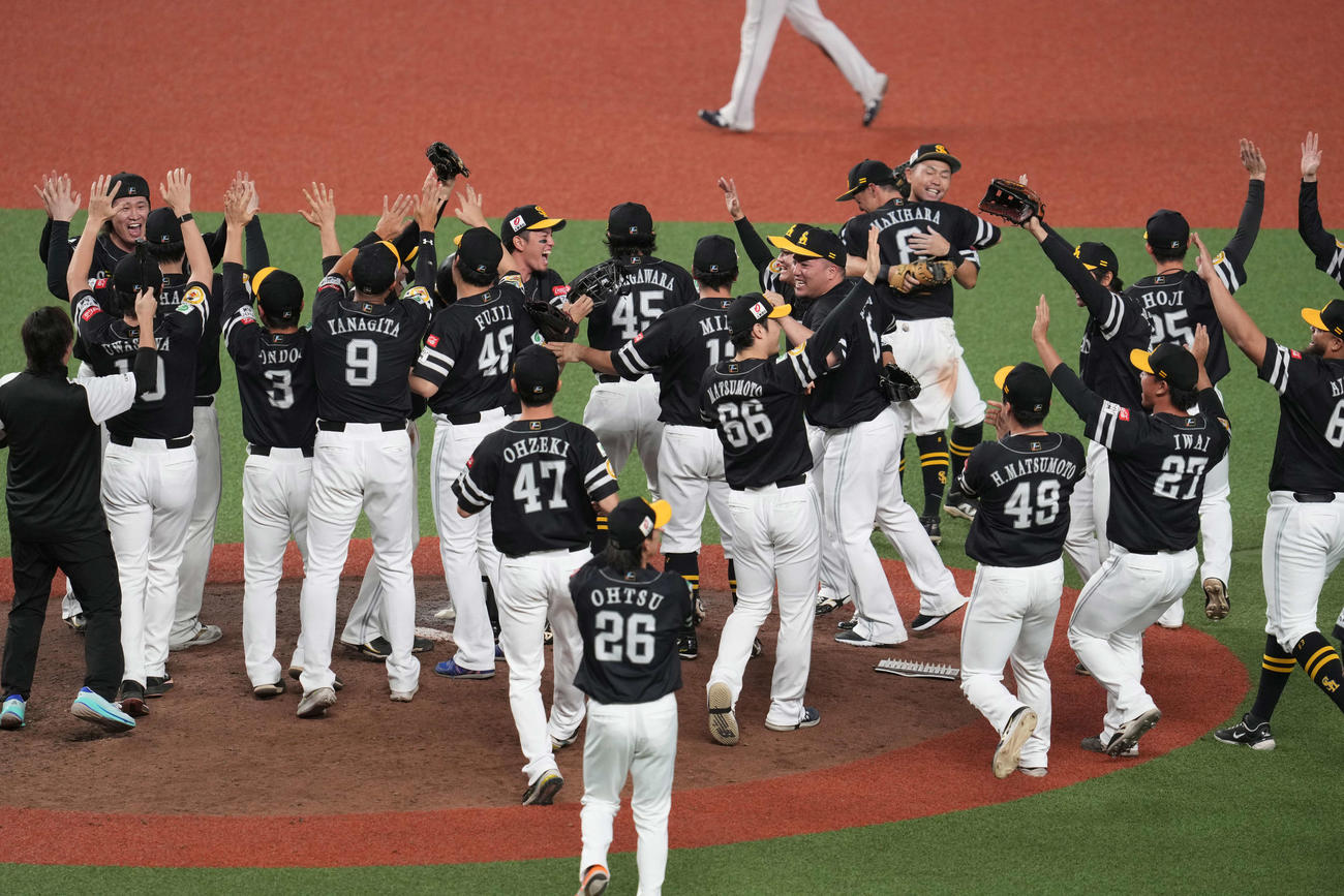 西武対ソフトバンク　優勝し喜び合うソフトバンク宇山川（中央）（撮影・井上学）