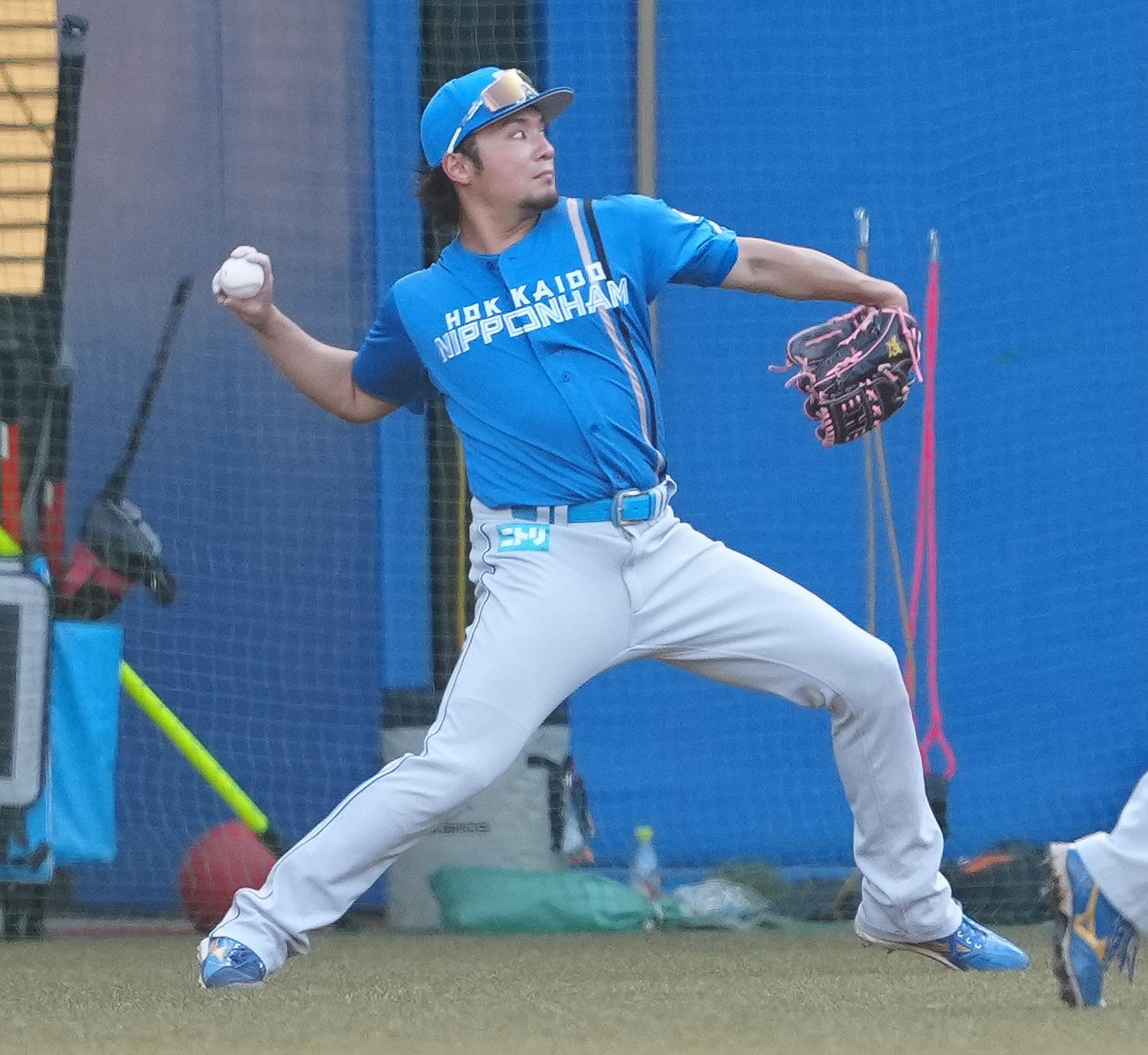 ロッテ対日本ハム　試合前練習でキャッチボールする日本ハム伊藤（撮影・鈴木みどり）