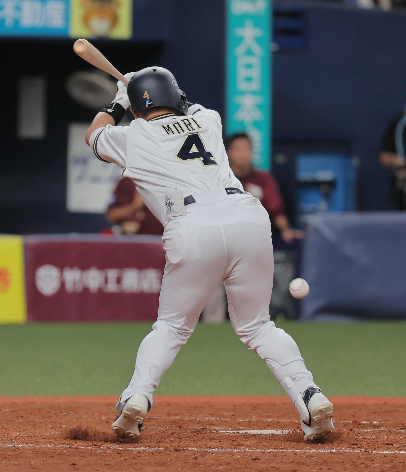 オリックス対楽天　5回裏オリックス無死、森は死球を受けて交代となる（撮影・宮崎幸一）