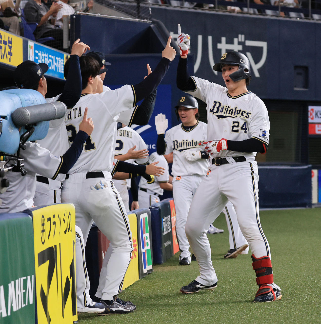 オリックス対楽天　5回裏オリックス無死一塁、紅林は左越え先制2点本塁打を放ち、ナインと踊る（撮影・宮崎幸一）