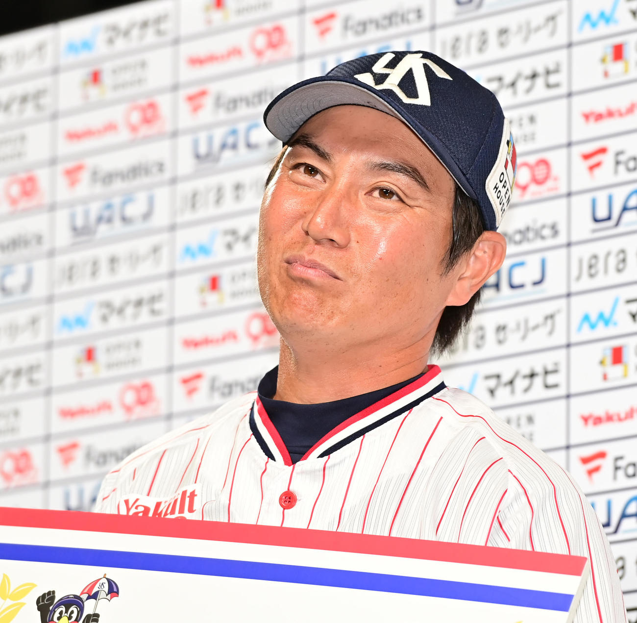 ヤクルト対広島　お立ち台でヒーローインタビューを受けるヤクルト川端（撮影・清水貴仁）