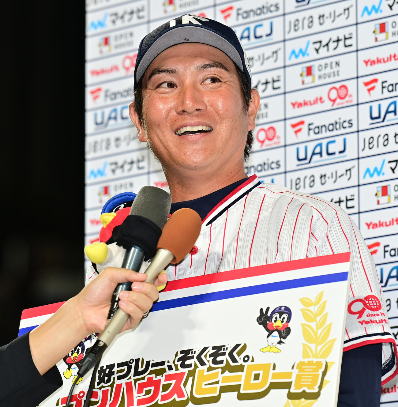 ヤクルト対広島　お立ち台でヒーローインタビューを受けるヤクルト川端（撮影・清水貴仁）