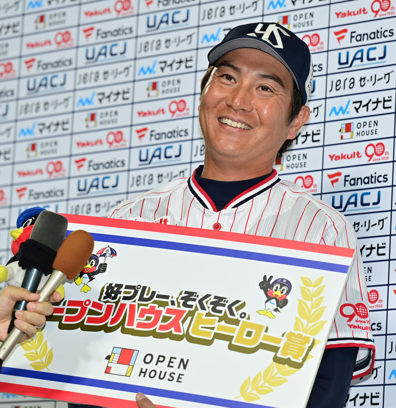 ヤクルト対広島　お立ち台でヒーローインタビューを受けるヤクルト川端（撮影・清水貴仁）