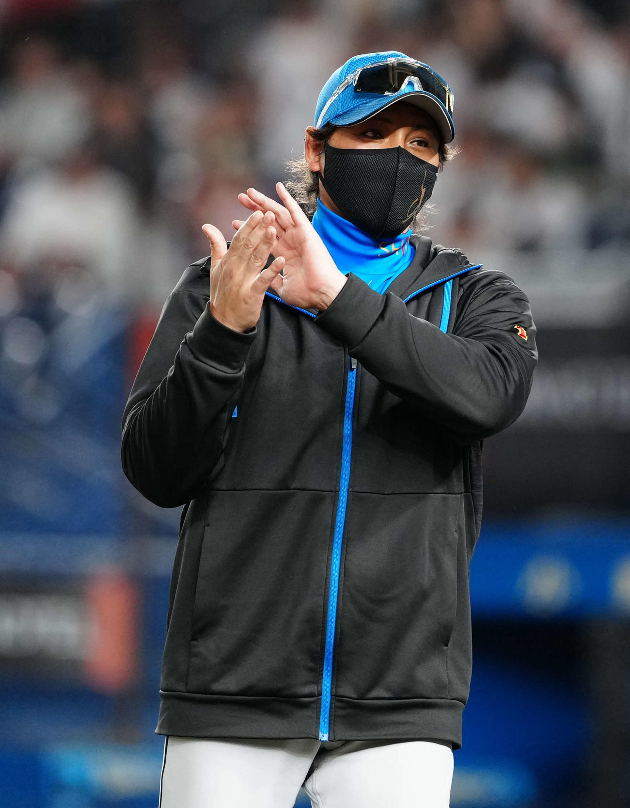 ロッテ対日本ハム　ロッテに勝利し、手をたたく日本ハム新庄監督（撮影・鈴木みどり）