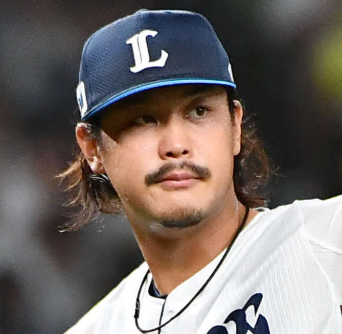 西武対ソフトバンク　4回表ソフトバンク1死、牧原大を遊ゴロに抑え、グラブを掲げる高橋（撮影・岩下翔太）
