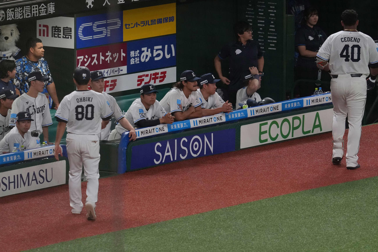 西武対ソフトバンク　敗戦でベンチで悔しがる西武高橋（中央）（撮影・井上学）