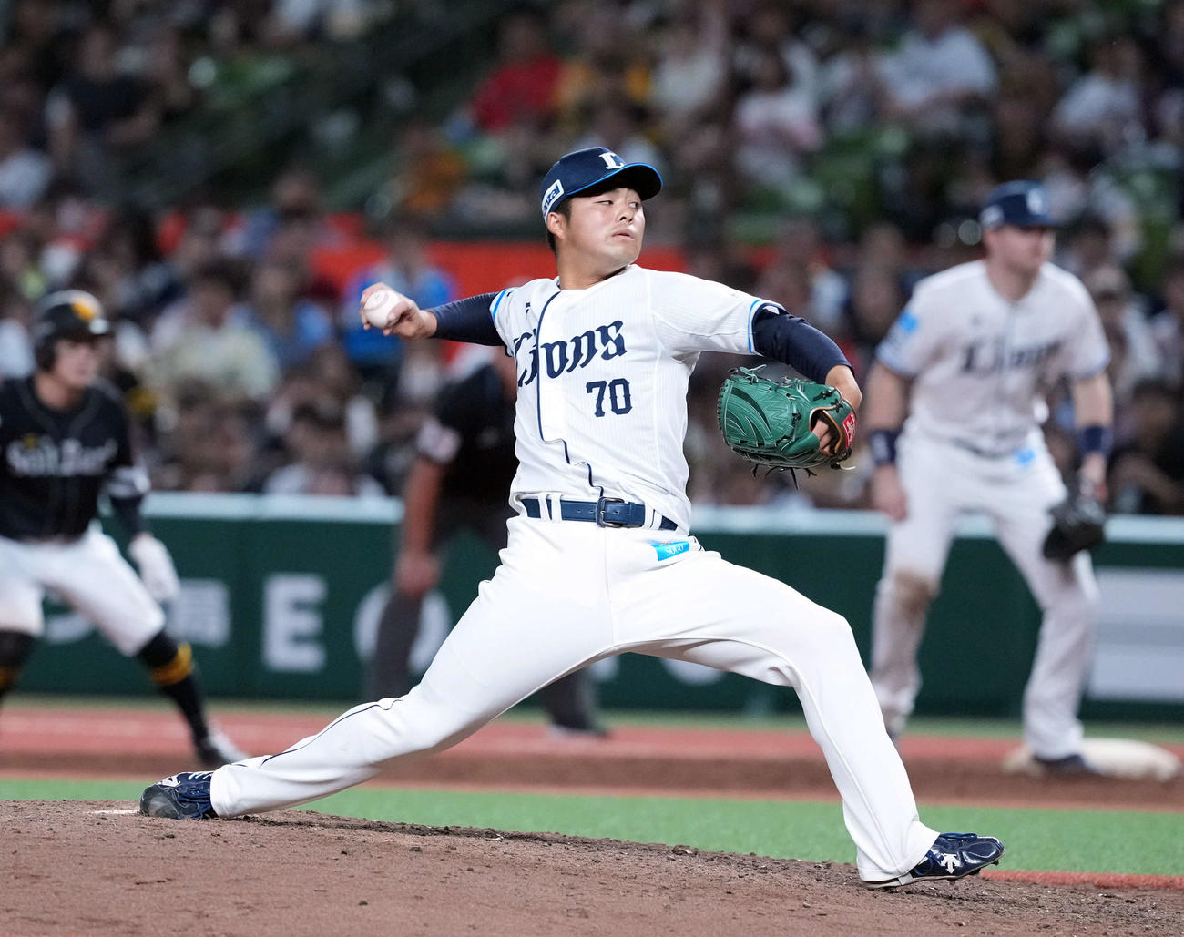 西武対ソフトバンク　8回からマウンドに上がった西武豆田（撮影・たえ見朱実）
