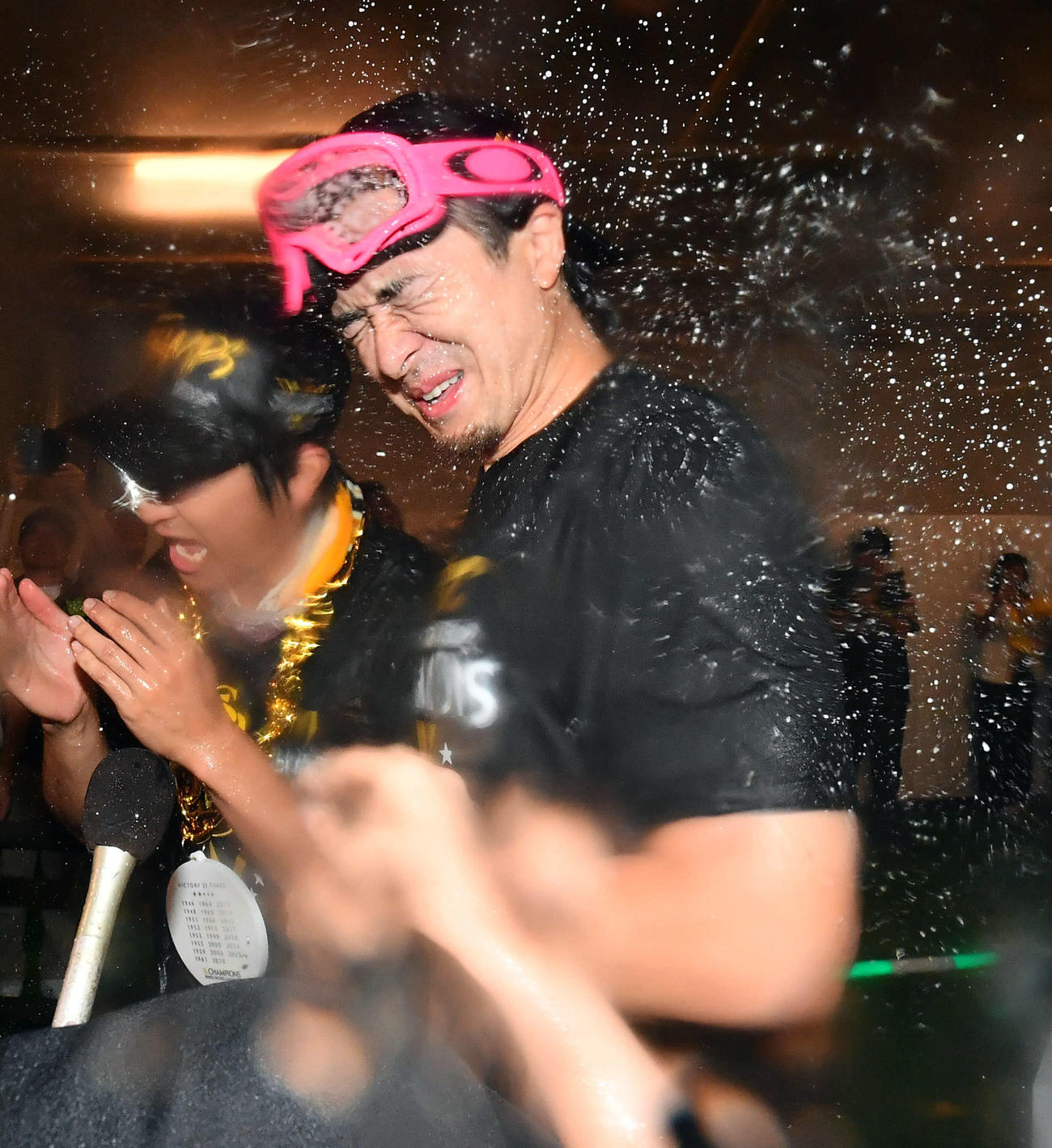 祝勝会で喜ビール掛け合うソフトバンク上沢（撮影・岩下翔太）
