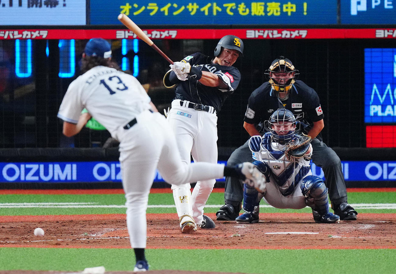 西武対ソフトバンク　5回表ソフトバンク無死一塁、右前打を放つ柳田。投手高橋（撮影・垰建太）