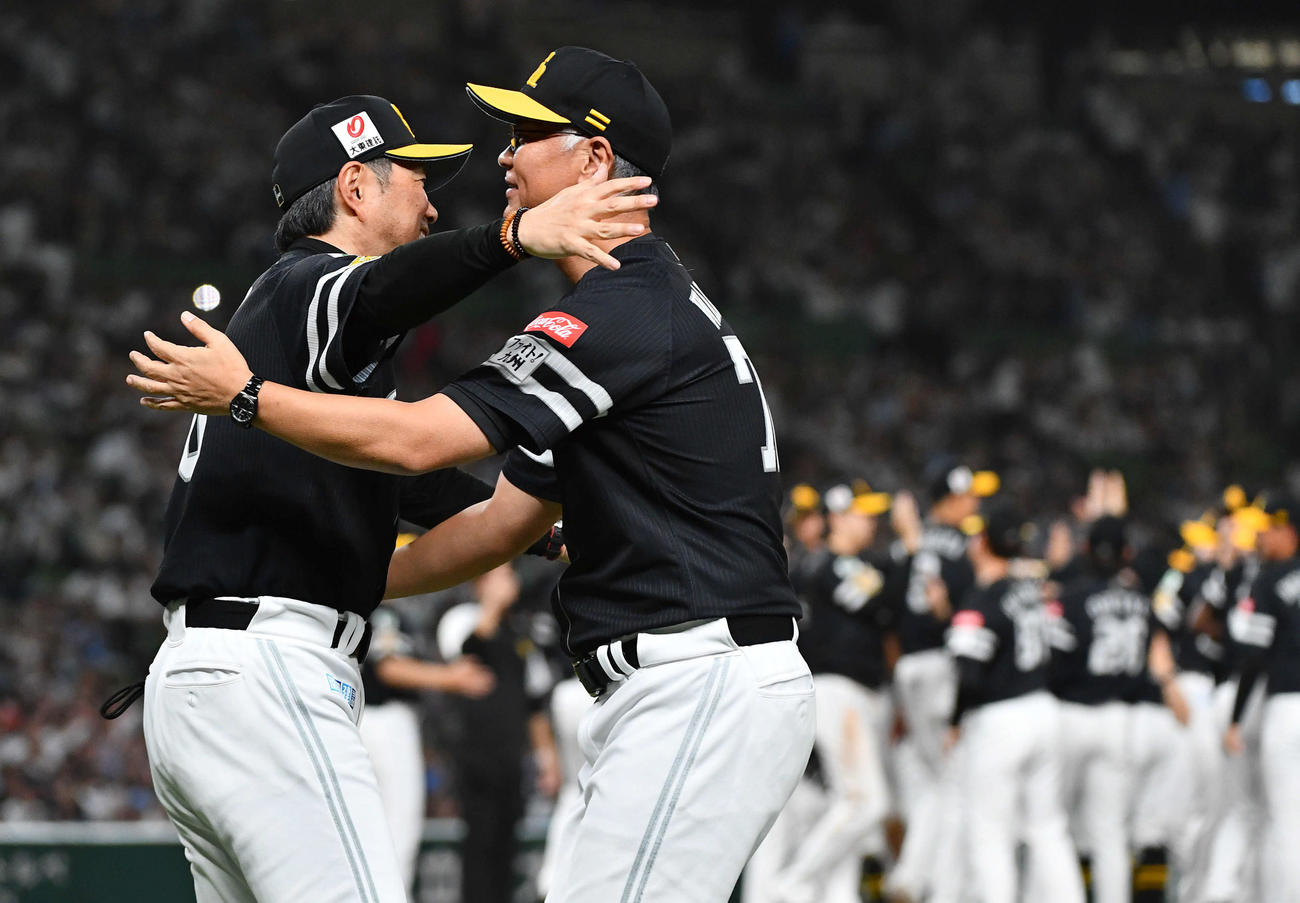 西武対ソフトバンク　リーグ優勝を決め、若田部コーチ（右）と笑顔で抱き合うソフトバンク小久保監督（撮影・岩下翔太）