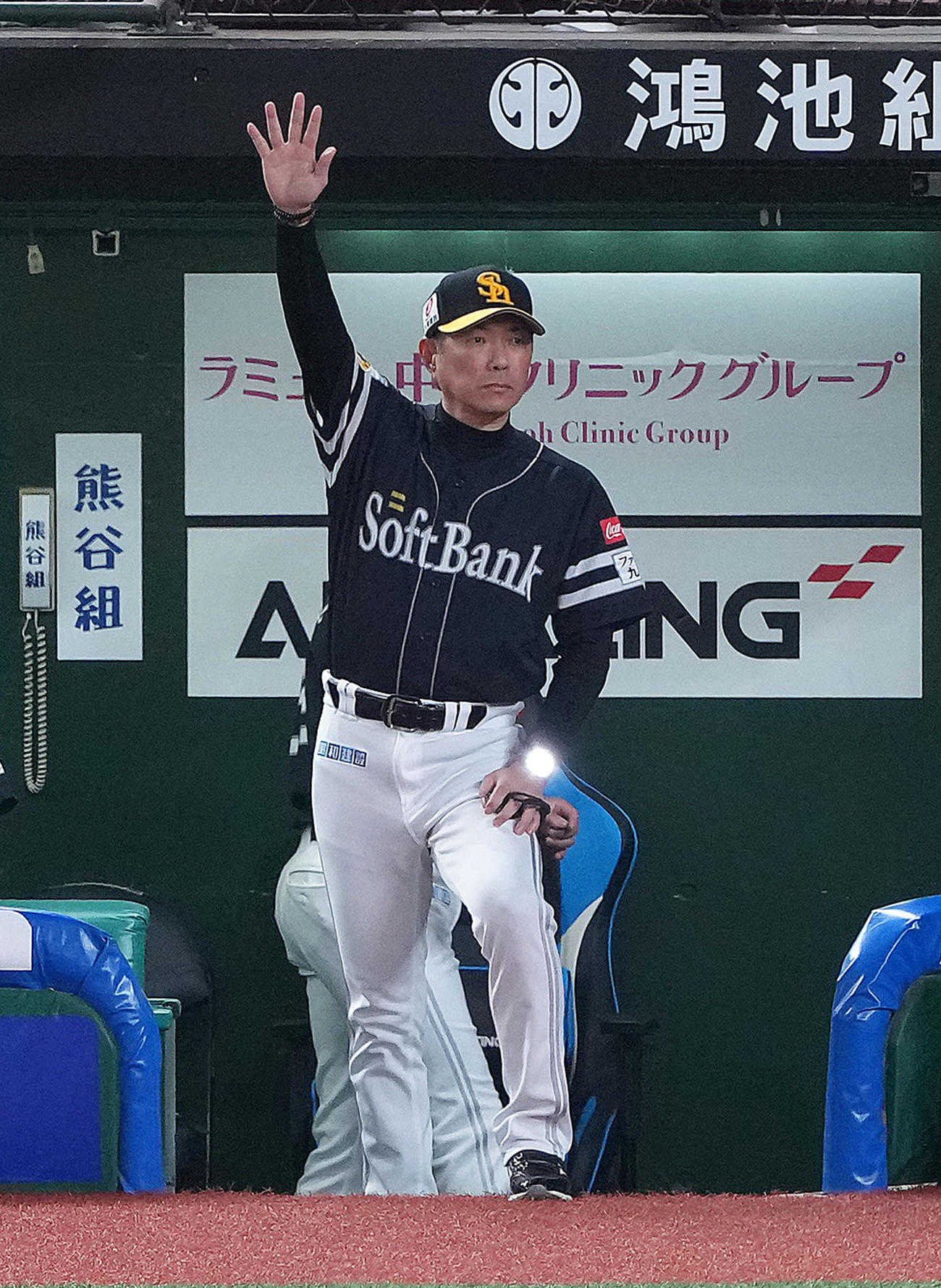 西武対ソフトバンク　6回、代走を告げるソフトバンク小久保監督（撮影・足立雅史）
