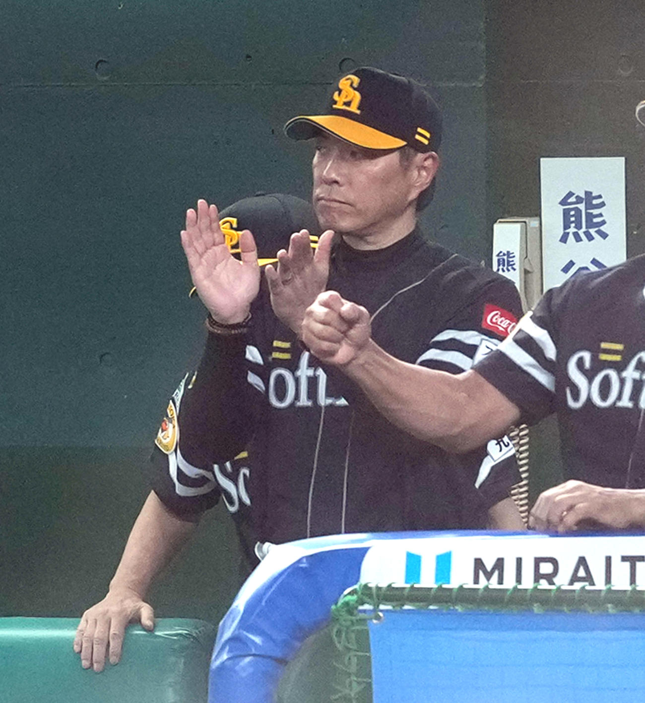 西武対ソフトバンク　2回表、同点に追いつき手をたたくソフトバンク小久保監督（撮影・たえ見朱実）