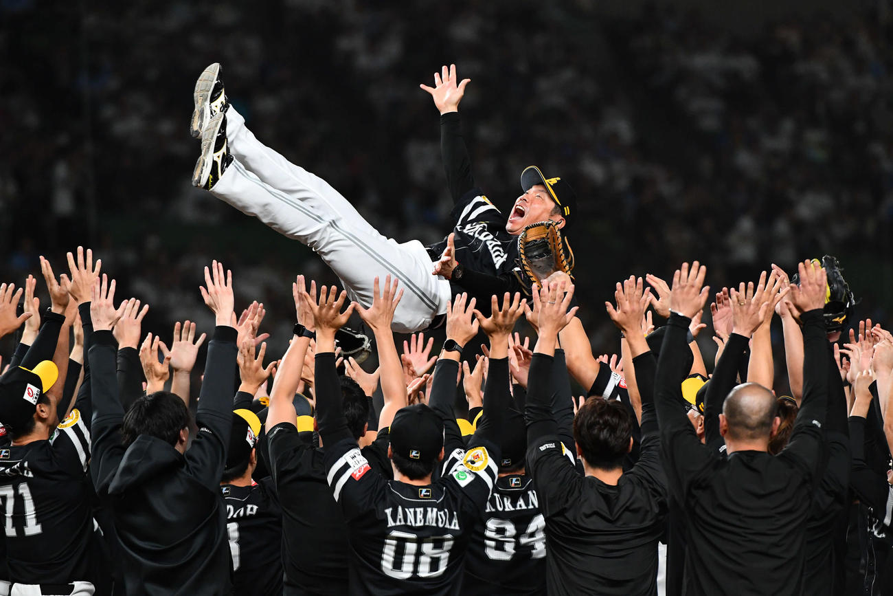 西武対ソフトバンク　リーグ優勝を決め、ナインから胴上げされるソフトバンク小久保監督（撮影・岩下翔太）