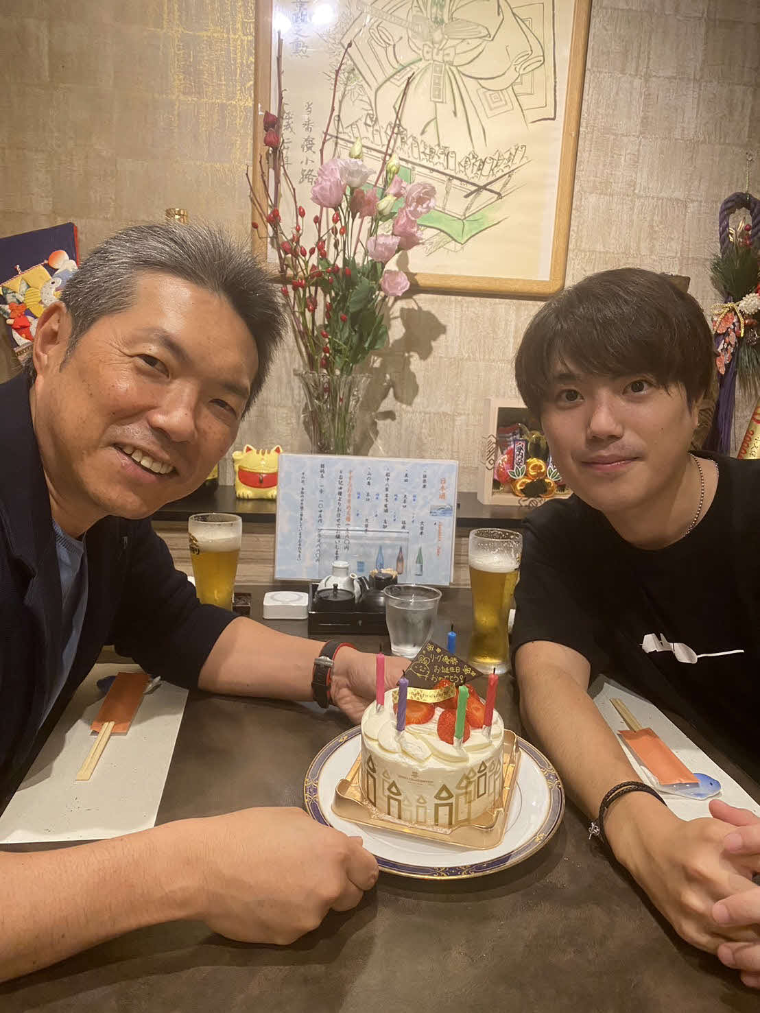 24年にリーグ優勝と父の誕生日を祝う直紀さん（右。小久保直紀さん提供）