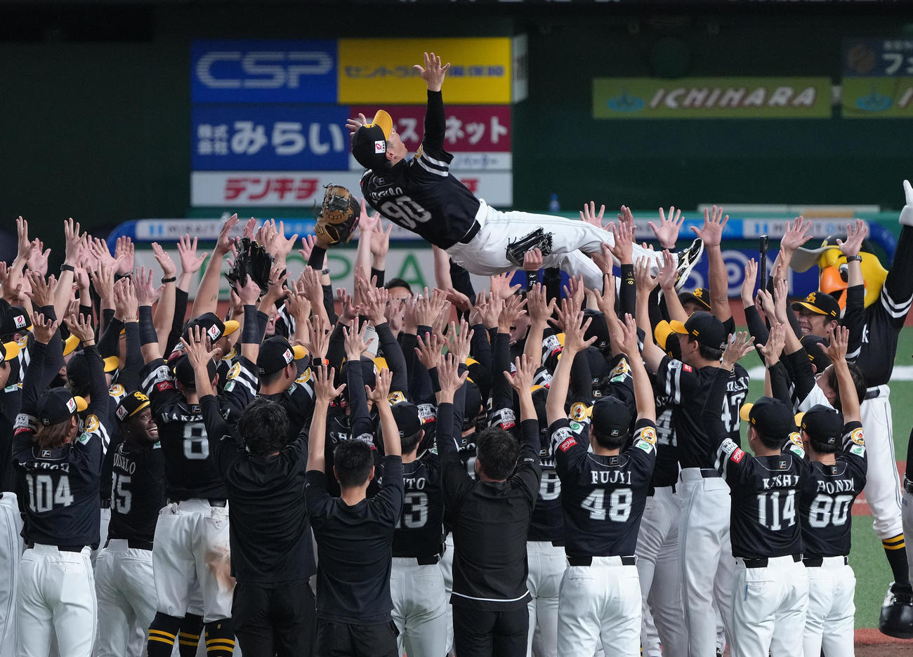 西武対ソフトバンク　リーグ連覇を果たし胴上げされるソフトバンク小久保監督（撮影・足立雅史）