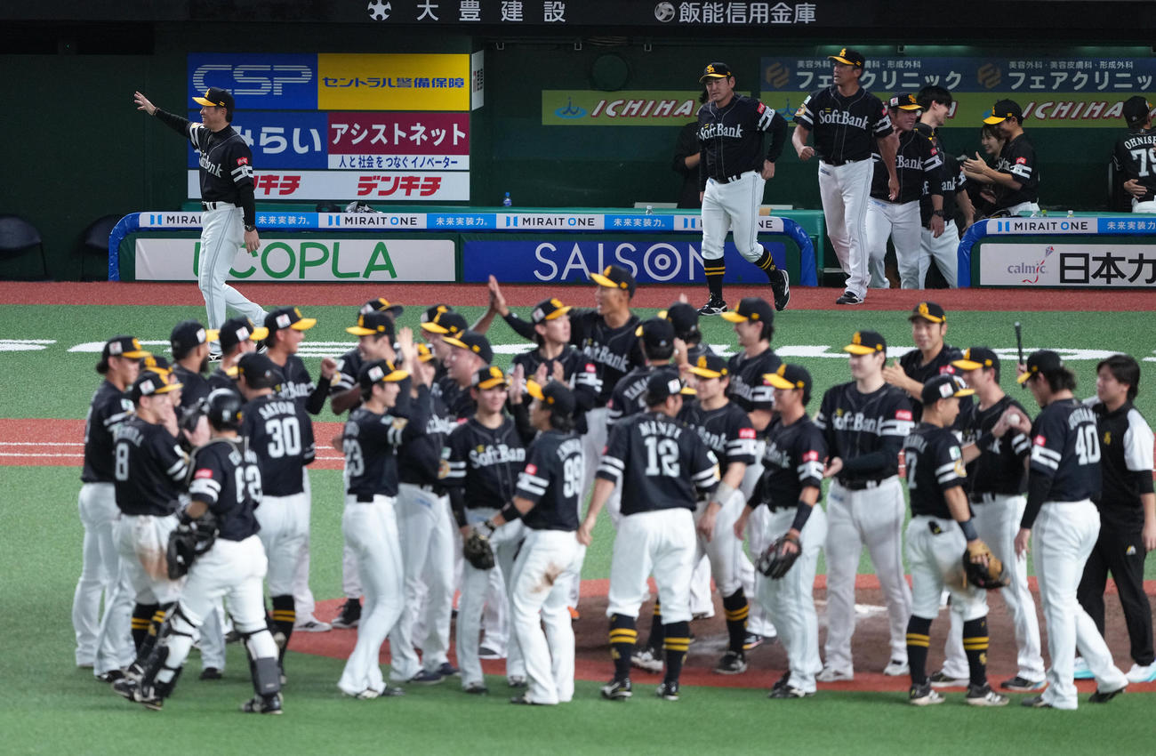 西武対ソフトバンク　リーグ連覇を果たしたソフトバンク小久保監督（後方左端）はスタンドの声援に笑顔で応える（撮影・足立雅史）