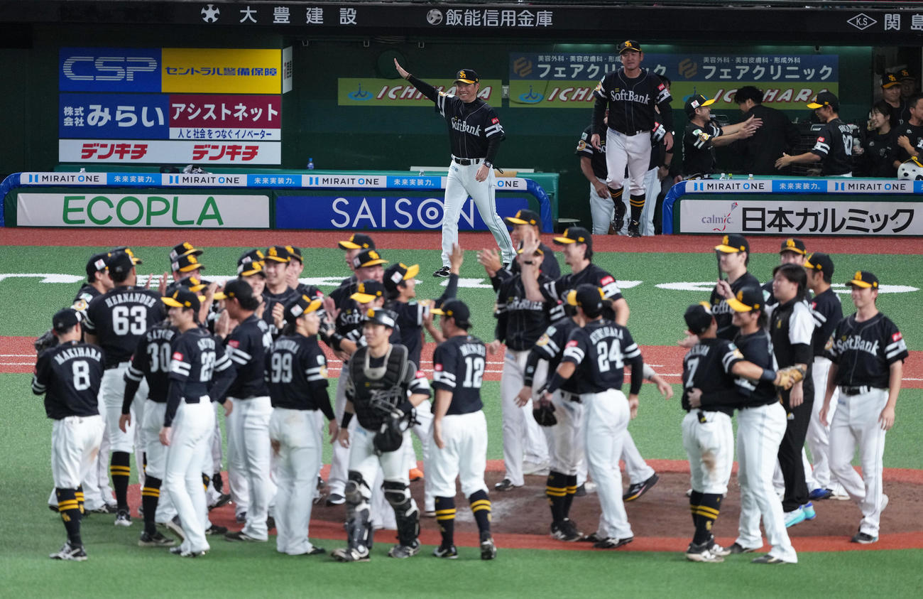 西武対ソフトバンク　リーグ連覇を果たしたソフトバンク小久保監督（後方中央）はスタンドの声援に笑顔で応える（撮影・足立雅史）