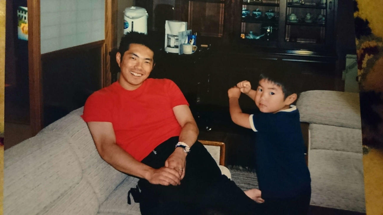 現役時代の小久保裕紀監督（左）と幼少期の直紀さん（小久保直紀さん提供）