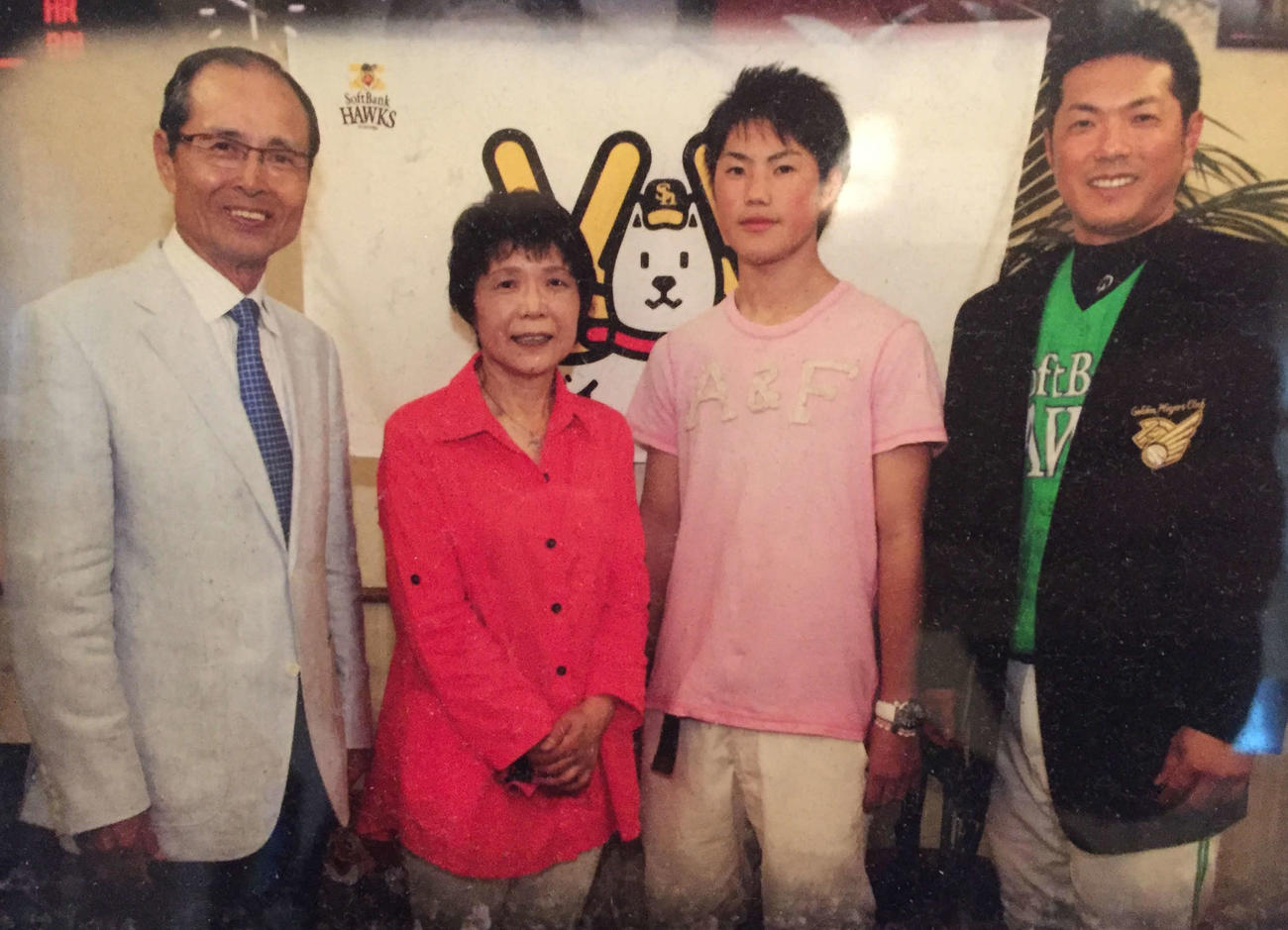 王会長（左）、小久保監督の母利子さん（中央左）、直紀さん（中央左）、名球会ブレザーを着用する小久保監督（小久保直紀さん提供）