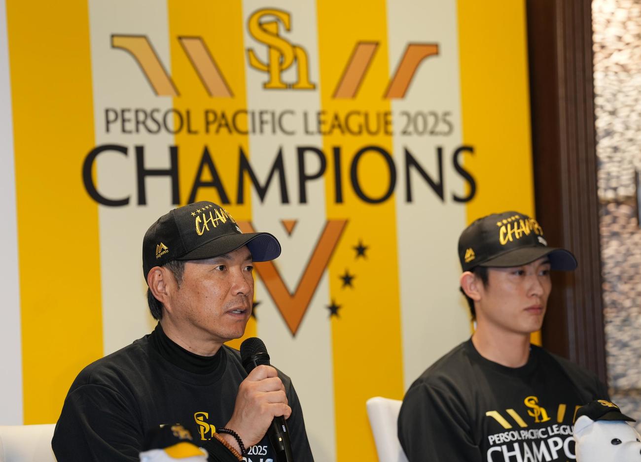 記者会見に臨むソフトバンク小久保監督（左）（撮影・井上学)