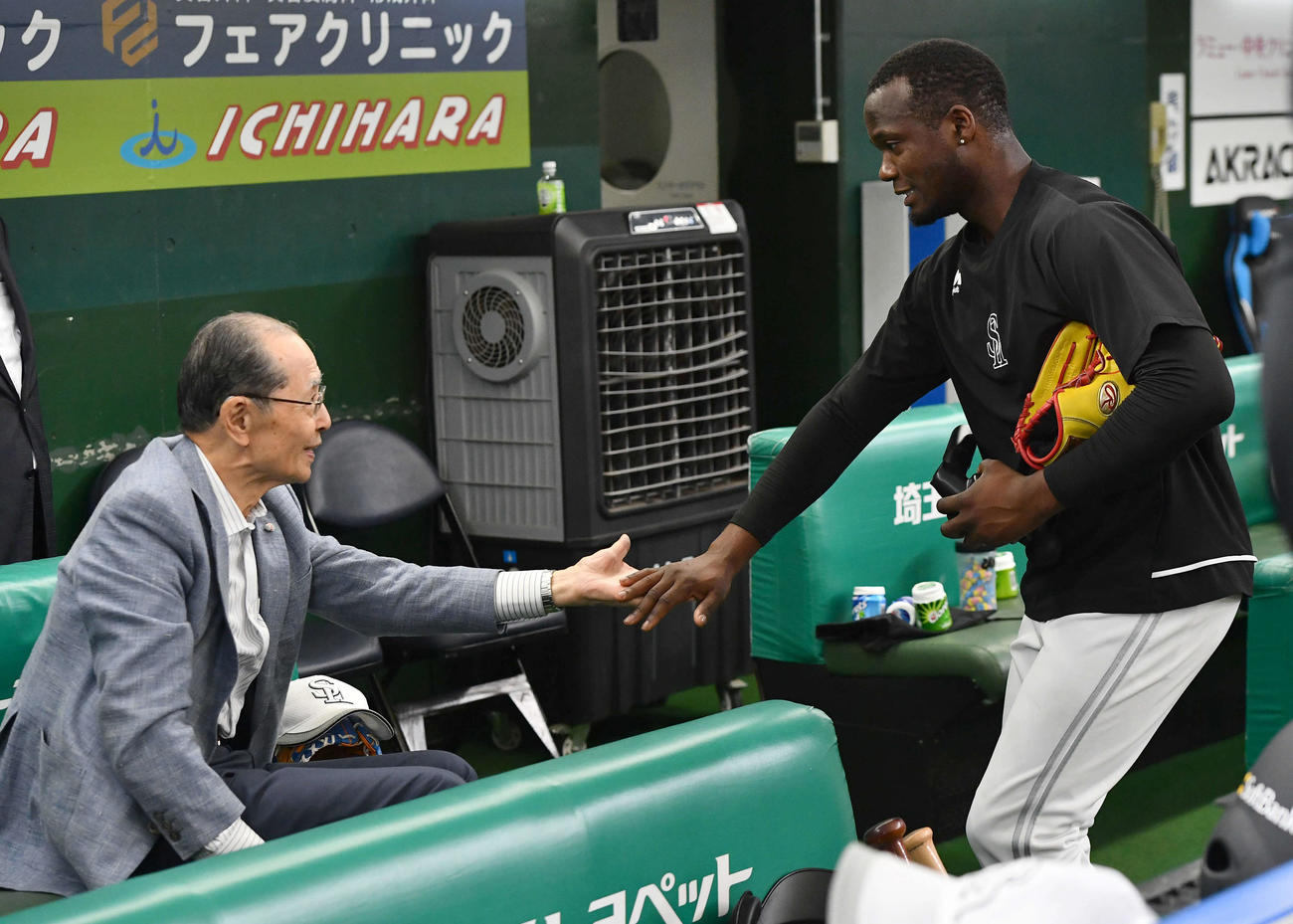 西武対ソフトバンク　試合前、モイネロ（右）とタッチを交わすソフトバンク王球団会長（撮影・岩下翔太）