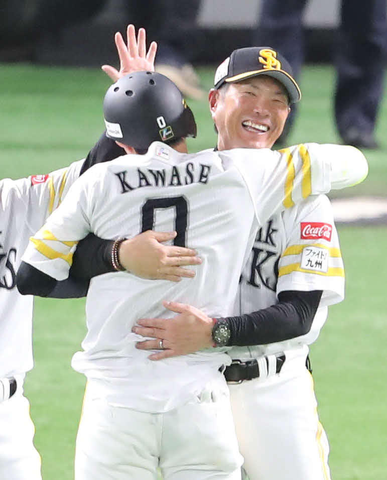 2025年5月2日、ソフトバンク対ロッテ　サヨナラ打を放った川瀬を大喜びで出迎える小久保監督
