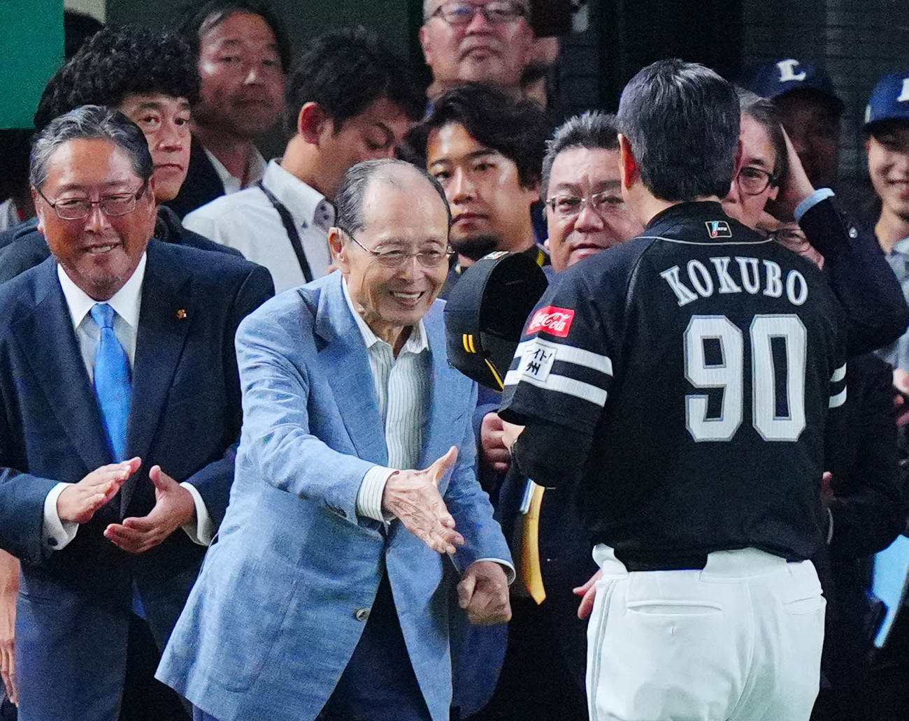 西武対ソフトバンク　優勝を決めたソフトバンク小久保監督（右）をねぎらう王会長（中央）（撮影・垰建太）