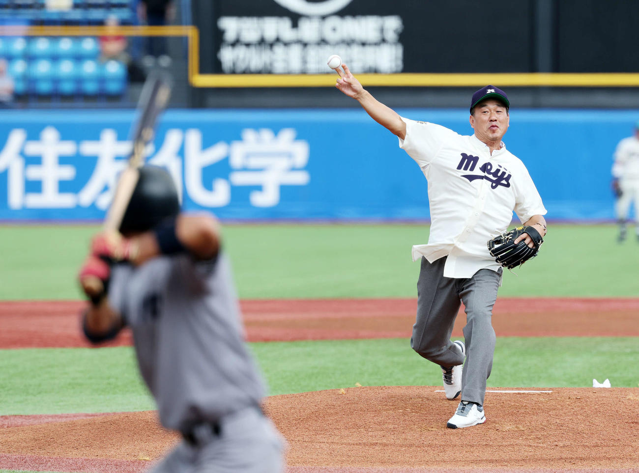 慶大対明大　始球式に臨む広沢氏（撮影・鈴木正人）