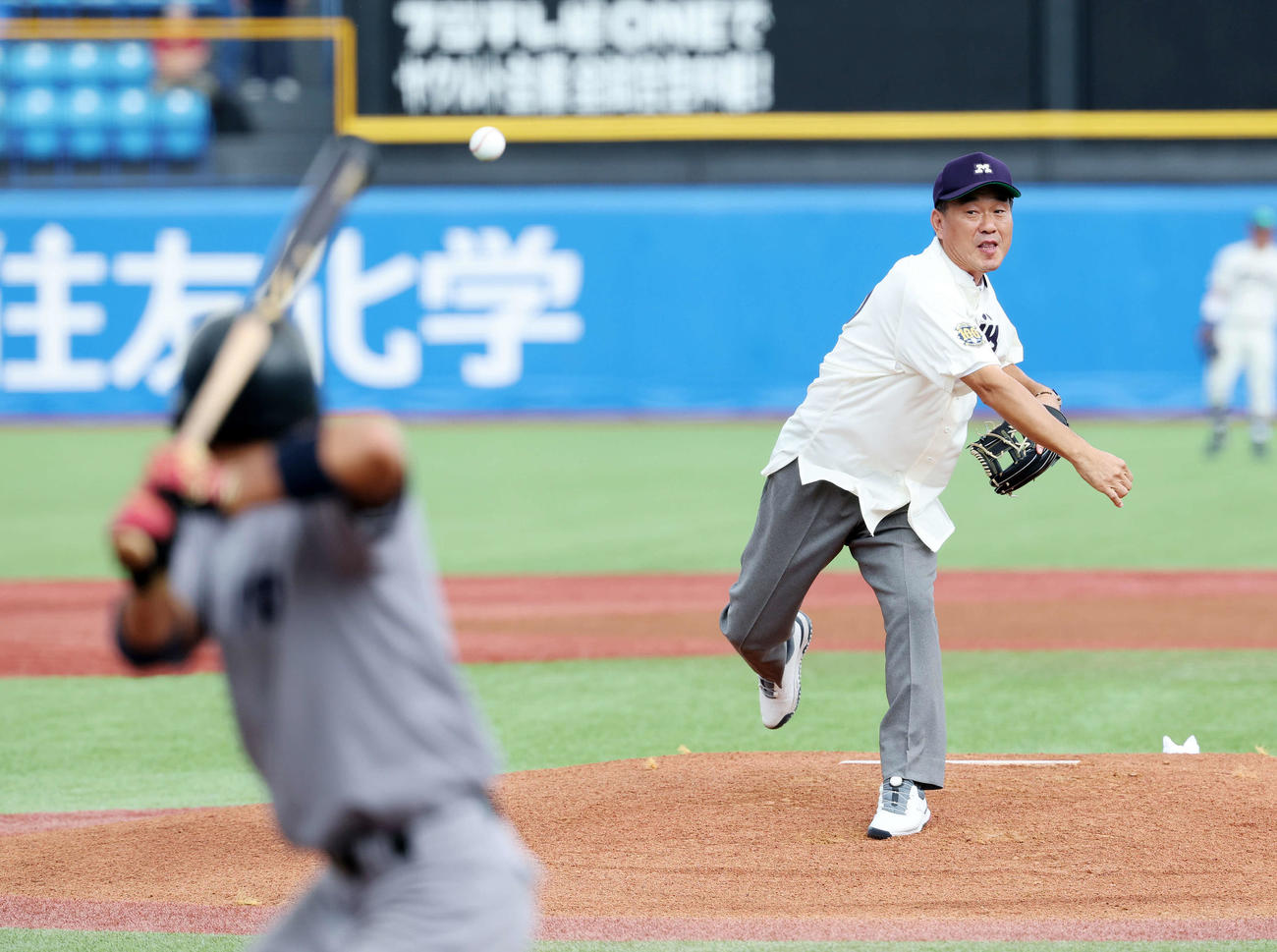 慶大対明大　始球式に臨む広沢氏（撮影・鈴木正人）