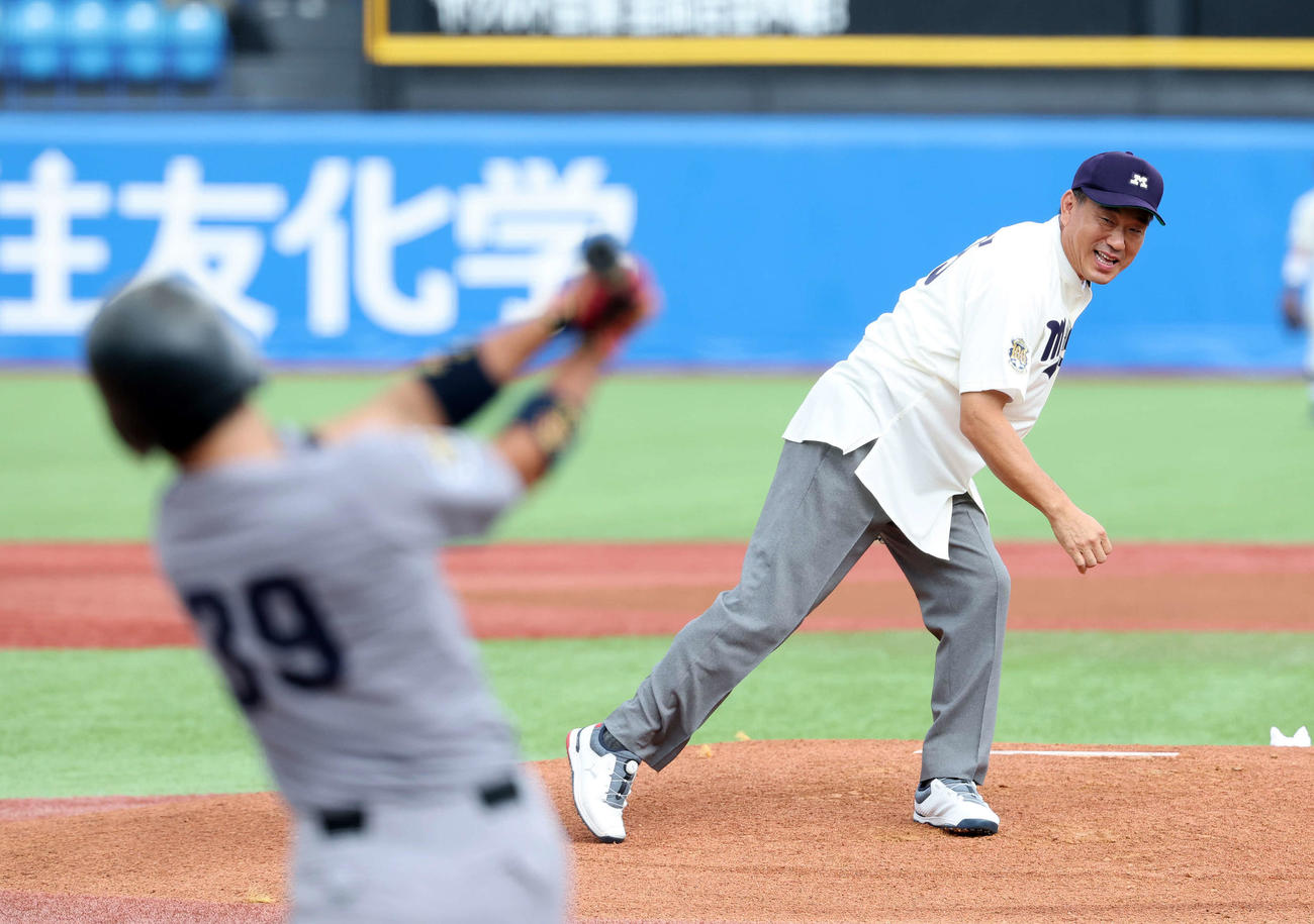 慶大対明大　始球式に臨む広沢氏（撮影・鈴木正人）