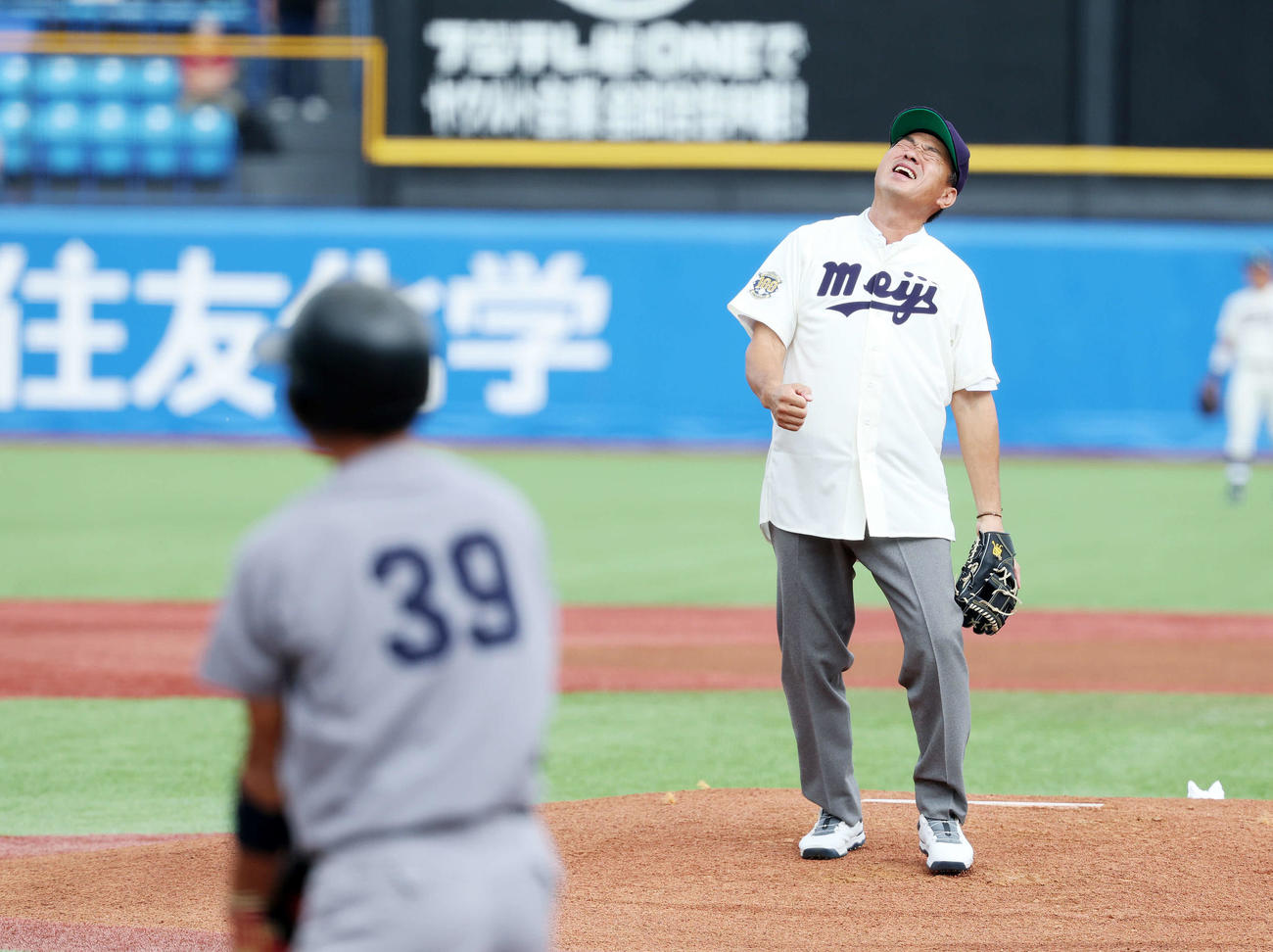 慶大対明大　始球式に臨む広沢氏（撮影・鈴木正人）