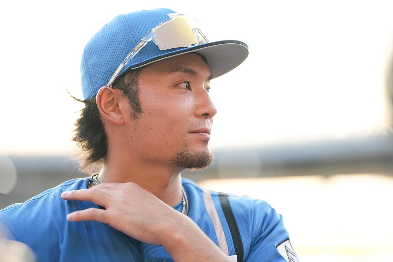 試合前練習を終え、取材に応じる日本ハム伊藤大海＝2025年9月27日（撮影・鈴木みどり）