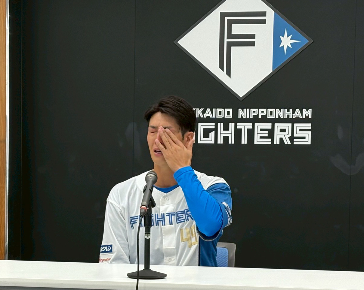 会見中に涙を流す日本ハム若林