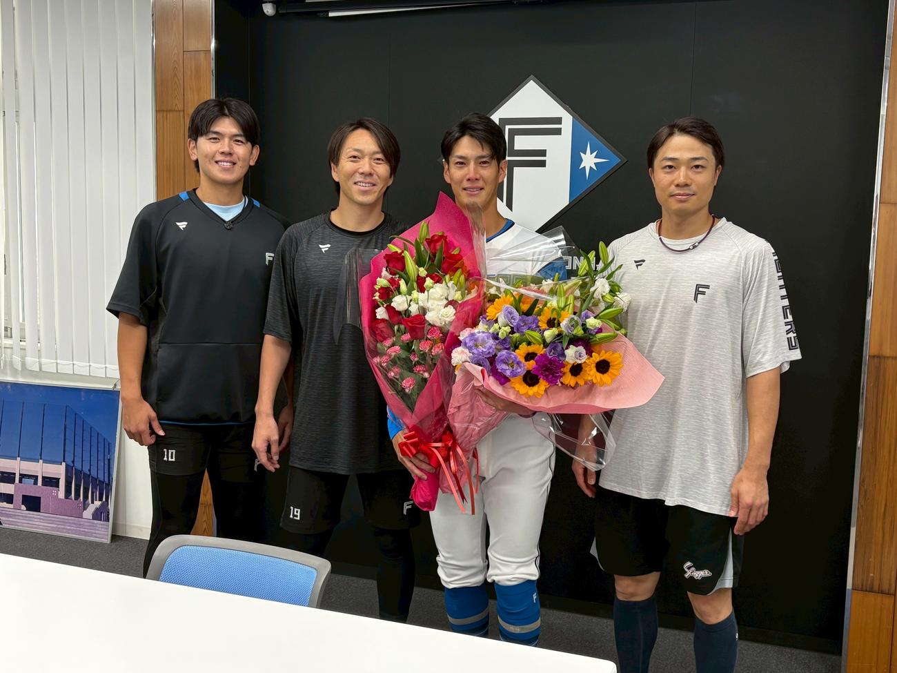 左から清水優、宮西、1人おいて中島から花束を贈られ笑顔の日本ハム若林