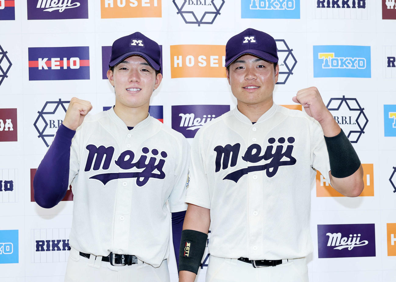 慶大対明大　笑顔でガッツポーズする明大・菱川（左）と田上（撮影・鈴木正人）