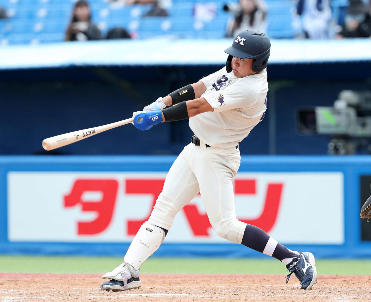 慶大対明大　5回裏明大1死、田上は右越えソロ本塁打を放つ（撮影・鈴木正人）