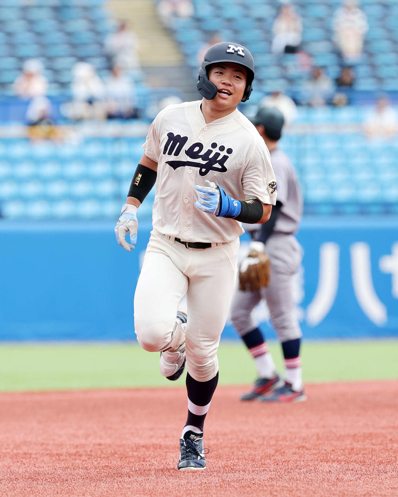 慶大対明大　5回裏明大1死、田上は右越えソロ本塁打を放ち笑顔を見せる（撮影・鈴木正人）