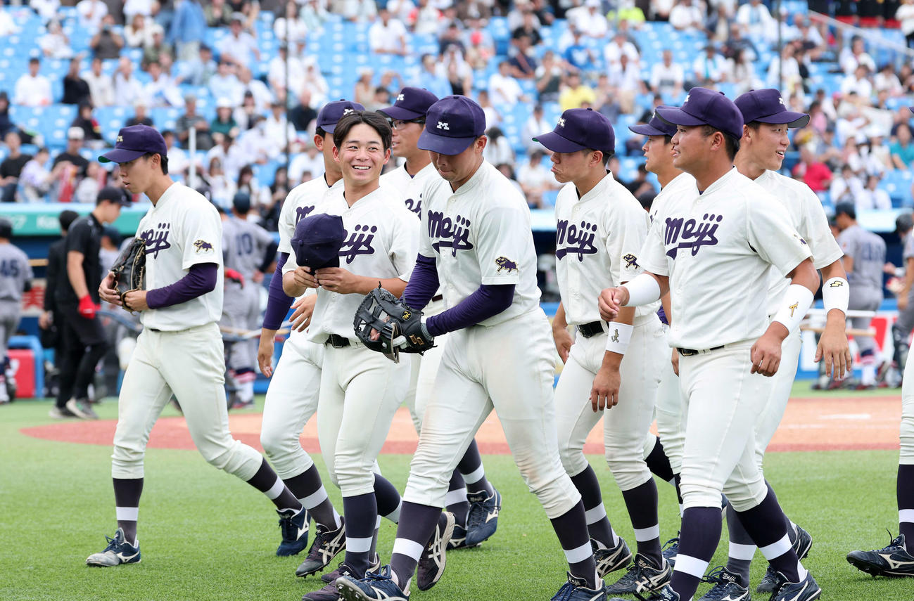 慶大対明大　勝利し引き揚げる明大の選手たち（撮影・鈴木正人）