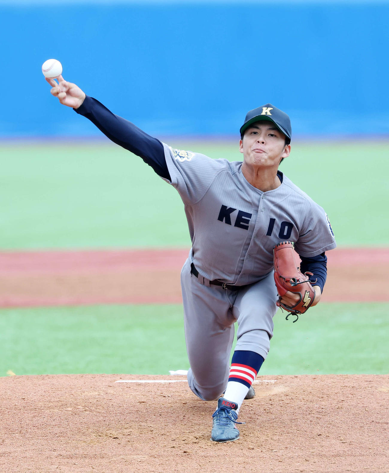 慶大対明大　力投する慶大先発の外丸（撮影・鈴木正人）